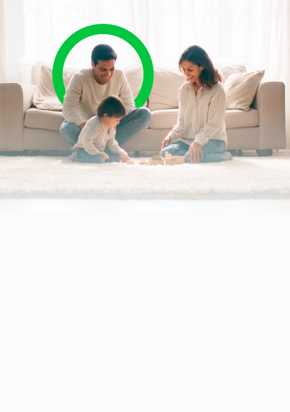 Familia jugando en la sala de su casa, protegida con un seguro de vida con ahorro de Skandia