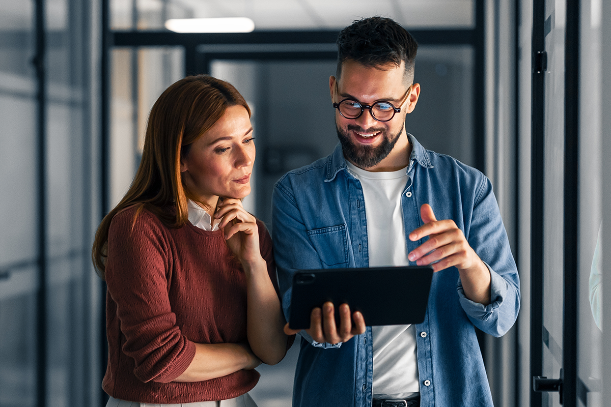 Couple-looking-at-tablet-v2.webp